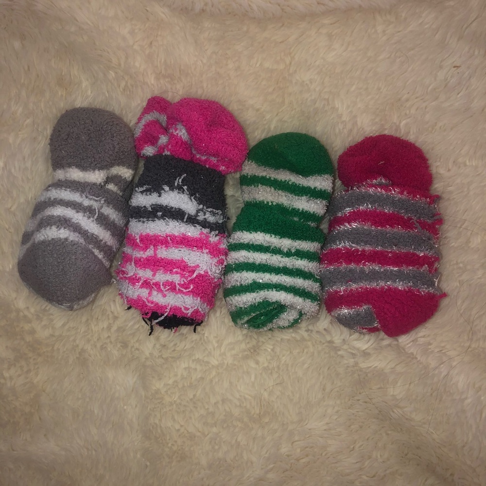 🌹 4 Pairs of Fuzzy Socks Used